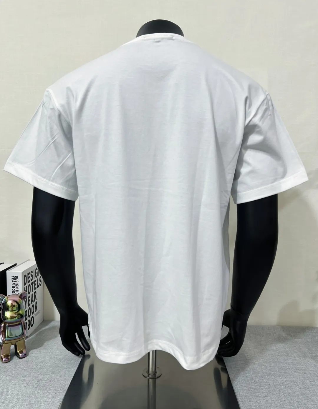 P140 Stone Island/Stone Island classic official website is on sale; small logo embroidery and pressed round neck short-sleeved T-shirt, strictly control the size of the logo, neat and clear letters, and the details are consistent with the original version; the original 240g double yarn 100% cotton fabric is selected; the upper body is simple, beautiful and very durable, with three-needle stitching and high-standard workmanship, with complete three-label details, high-temperature washing, soft fabric, better breathability, no shrinkage or deformation after washing, versatile style Match as you like, European size version, colors: black, dark gray, lilac gray, white; sizes XS-L, (L can wear up to 200 pounds)
